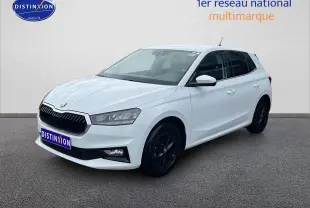 SKODA Fabia blanche vue en 3/4 avant droit avec jantes noires et calandre distinctive noire.