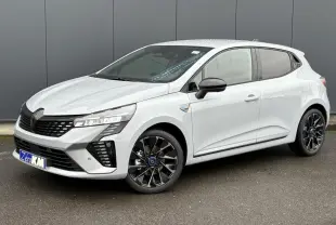 Renault Clio 2025 gris Rafale vue 3/4 avant droit avec jantes alliage noires et calandre noire brillante