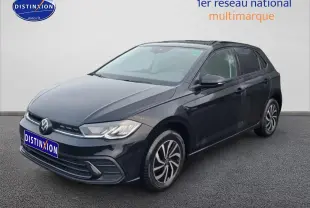 Volkswagen Polo noir intense nacré vue 3/4 avant droit sur fond neutre avec jantes alliage distinctives.