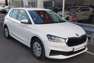 Vue 3/4 avant d'une Skoda Fabia blanche Lune 2022 avec calandre noire et jantes acier à enjoliveurs.