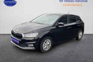 SKODA Fabia noire vue en 3/4 avant droit, avec jantes alu et vitres teintées sur fond neutre.
