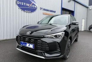 MG ZS 1.5L Hybrid+ 2026 en Pebble Black Metal, vue 3/4 avant avec calandre imposante et phares LED fins.