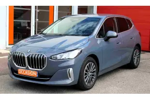 BMW Série 2 Active Tourer gris vue 3/4 avant droit avec calandre chromée et jantes alliage 17 pouces.