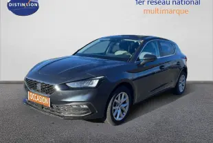 SEAT Leon 2025 gris magnétique métal vue 3/4 avant droit avec phares LED et jantes alliage.