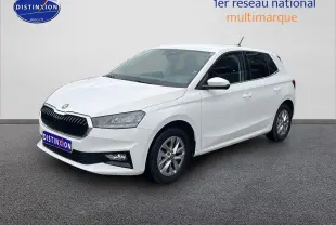 SKODA Fabia blanche vue en 3/4 avant droit, avec jantes alu et feux avant LED distinctifs.