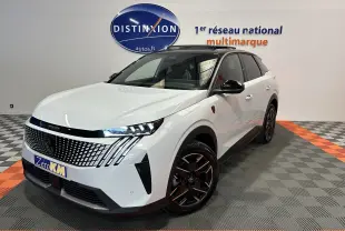 Peugeot 3008 Hybrid blanc Okenite vue 3/4 avant droit avec toit noir et jantes biton dans showroom.