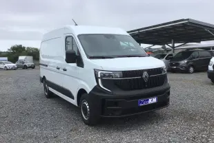 Vue 3/4 avant d’un Renault Master blanc 2025 avec calandre noire et logo Renault bien visible sur un parking.