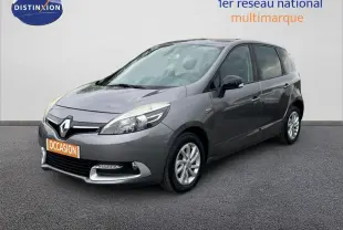 Renault Scénic III gris en 3/4 avant droit, avec calandre chromée et feux avant profilés visibles.