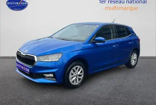 Vue 3/4 avant droite d'une Skoda Fabia bleu 2025 avec jantes alu et calandre chromée sur fond neutre.