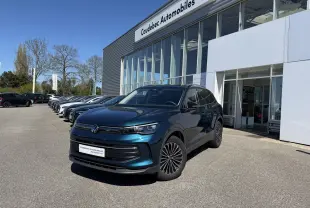Volkswagen Tiguan 2025 bleu en 3/4 avant droit, avec jantes alliage 18 pouces, devant concession Caudebec Automobiles.