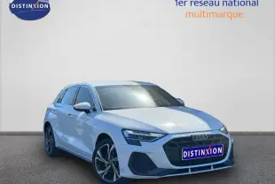 Audi A3 Sportback blanc Glacier métallisé vue 3/4 avant avec calandre noire et jantes alliage.