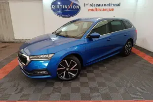 Vue 3/4 avant droite d'une Skoda Octavia Style hybride rechargeable bleu métallisé avec jantes noires et grises.