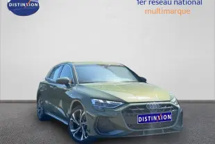 Audi A3 Sportback 40 TFSI e 2025 vert District métallisé, vue 3/4 avant avec jantes alliage et calandre S line.