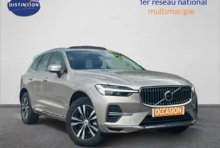Volvo XC60 gris métallisé en 3/4 avant droit avec calandre chromée et jantes alliage distinctives.
