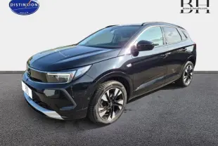 Opel Grandland 1.2 Turbo 130ch Ultimate noir diamant métallisé en 3/4 avant droit avec jantes alu distinctives.