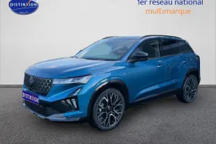 Renault Austral bleu outremer en 3/4 avant droit avec jantes alu et calandre noire distinctive.