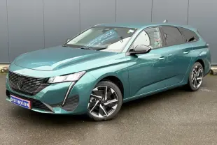 Peugeot 308 SW Hybrid bleu cuivre vue 3/4 avant droit avec jantes alliage et vitres surteintées.