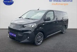 Fiat Scudo Combi noir vu en 3/4 avant droit, avec porte latérale coulissante et jantes spécifiques.