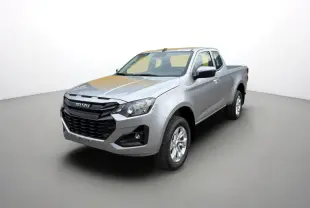 Isuzu D-MAX 2.2 TD 164 Space Evolution gris argent, vue 3/4 avant droit avec calandre noire distinctive.