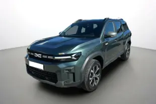 Dacia Bigster TCE 130 4x4 vert cèdre en 3/4 avant droit avec jantes alu 17 pouces et barres de toit noires.