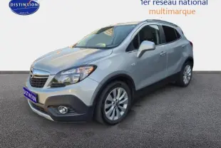 Opel Mokka gris astéroïde vue 3/4 avant droit, avec calandre chromée et jantes alu visibles.