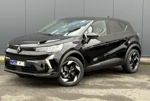 Renault Captur 2025 noir étoilé en vue 3/4 avant droit, avec jantes aluminium noires et phares LED distinctifs.