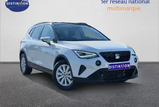 SEAT Arona blanc Candy avec toit noir, vue 3/4 avant droit, jantes alu et calandre noire distinctive.