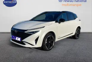 Nissan Qashqai blanc nacré avec toit noir, vue 3/4 avant droit, jantes noires et calandre distinctive.
