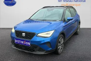 SEAT Arona bleu saphir vue 3/4 avant droit avec toit noir et jantes 17 pouces urban design.