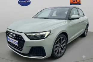 Audi A1 Sportback gris en 3/4 avant droit, avec calandre noire et jantes alliage distinctives.