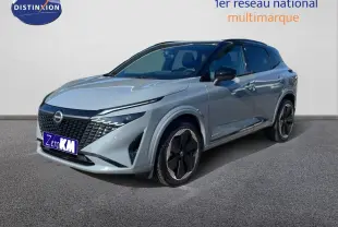 Nissan Qashqai 2025 gris céramique métal avec toit noir, vue 3/4 avant mettant en valeur ses jantes noires distinctives.