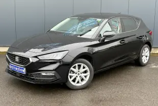 SEAT Leon 2024 noir Minuit vue 3/4 avant droit, avec jantes alliage 16 pouces et carrosserie brillante mouillée.