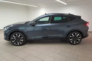 Vue de profil côté gauche d'une CUPRA Formentor gris magnétique avec jantes alliage 19'' et toit ouvrant panoramique.