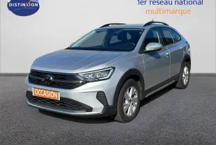 Volkswagen Taigo 1.0 TSI 110ch Life Business en reflet d'argent métal, vue 3/4 avant droit sur fond neutre.