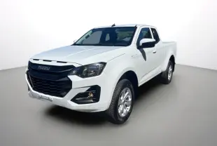 Pick-up Isuzu D-MAX blanc Splash white en 3/4 avant droit, avec calandre noire et jantes alu 18 pouces visibles.
