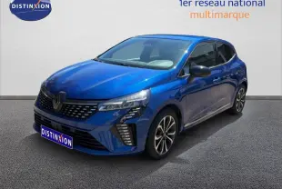 Renault Clio 2025 bleu Iron Metal vue 3/4 avant droit, avec calandre distinctive et jantes alliage noires.