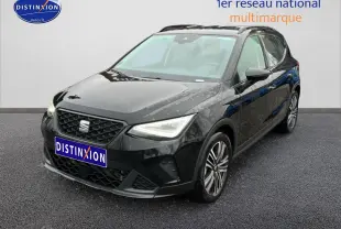 SEAT Arona noir minuit en 3/4 avant droit, avec jantes 17 pouces et calandre hexagonale distinctive.