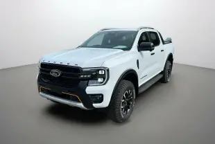 Ford Ranger 205 Wildtrak X blanc glacier en 3/4 avant droit avec calandre noire et jantes noires.