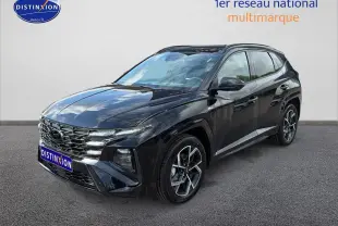 Hyundai Tucson noir vu en 3/4 avant droit, avec calandre chromée et jantes alliage distinctives.
