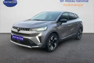Renault Symbioz E-Tech gris cassiopée métal en 3/4 avant droit, avec calandre moderne et jantes bicolores distinctives.