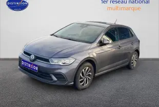 Volkswagen Polo gris cendre vue 3/4 avant droit sur sol gris avec jantes alliage distinctives.