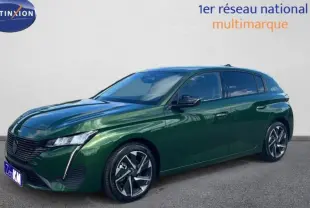 PEUGEOT 308 vert foncé vue 3/4 avant droit avec jantes alliage 17 pouces et feux LED distinctifs.