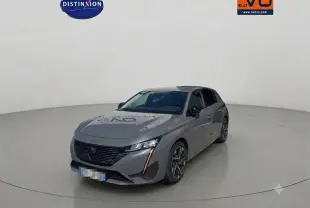 Peugeot 308 Hybrid gris vue 3/4 avant droit, avec jantes alliage 17 pouces et feux LED distinctifs.