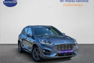 Ford Kuga 2.0 EcoBlue 120ch ST-Line bleu Abysse en 3/4 avant droit avec calandre hexagonale distinctive.