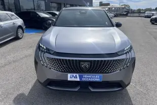 Vue avant du Peugeot 3008 Nouveau gris métal 2024 avec calandre distinctive et phares LED verticaux.