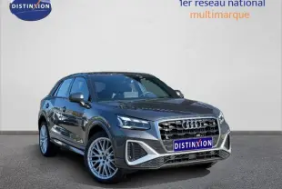 Audi Q2 35 TDI S line 2025 en gris Daytona nacré, vue 3/4 avant mettant en valeur sa calandre et ses jantes distinctives.
