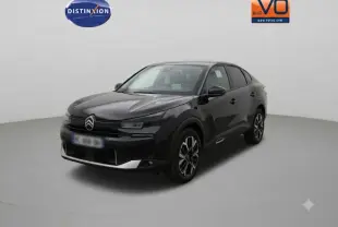 Citroën C4 X hybride noir vue 3/4 avant droit, jantes alliage 17 pouces et toit ouvrant panoramique visibles.