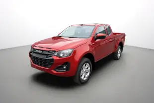 Vue 3/4 avant d'un pick-up Isuzu D-MAX rouge, avec calandre noire et jantes alu argentées visibles.