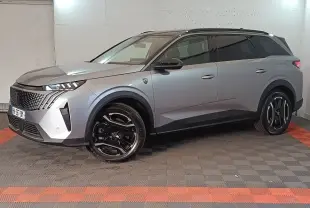 Peugeot 5008 gris clair vue de profil côté gauche, avec jantes noires et toit noir contrastant.