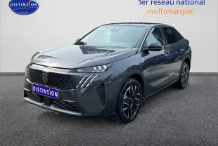 Peugeot 3008 gris en 3/4 avant droit, avec calandre noire et jantes alliage distinctives.